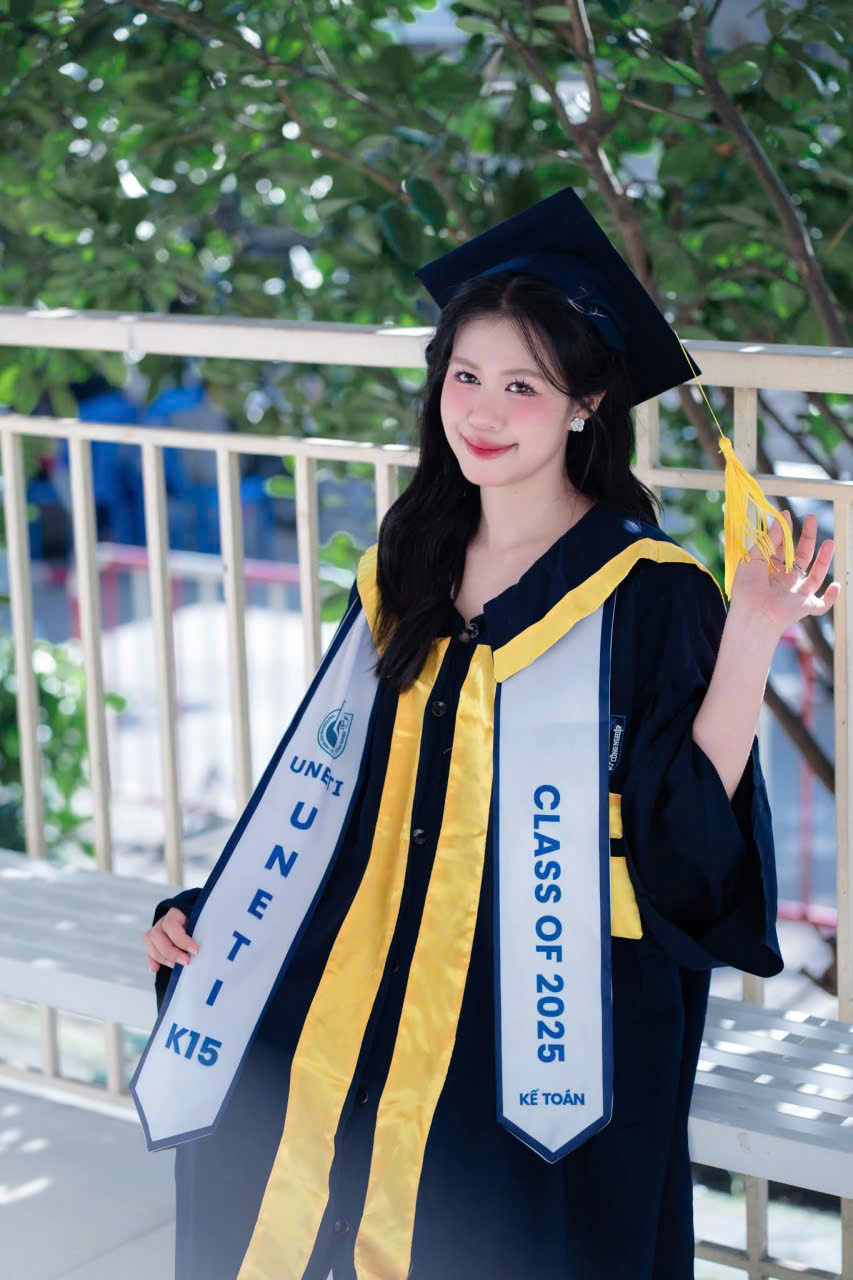 Thuê áo cử nhân UNETI