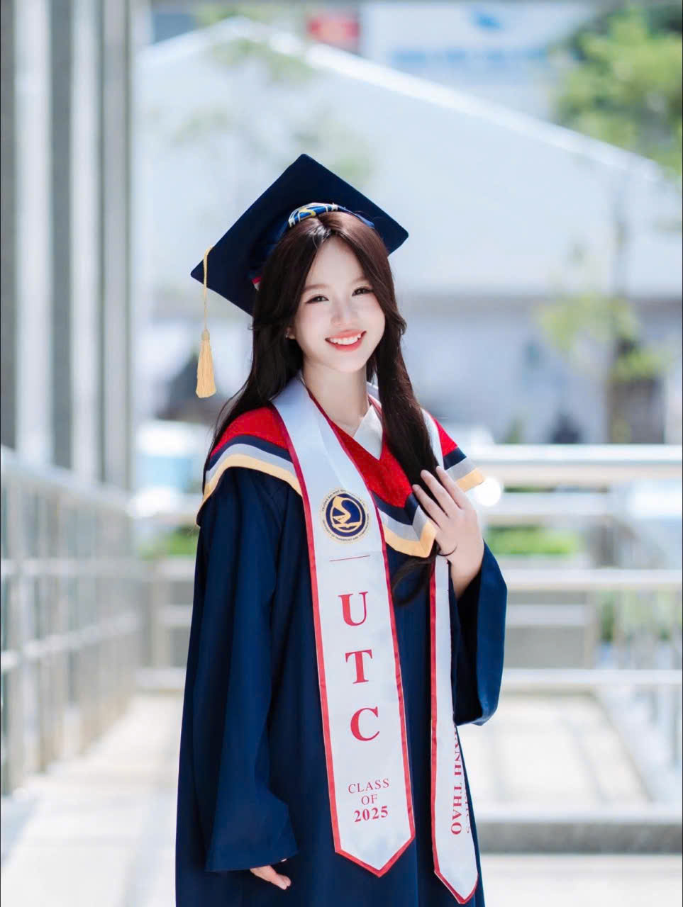 thuê áo cử nhân đại học Giao thông vận tải