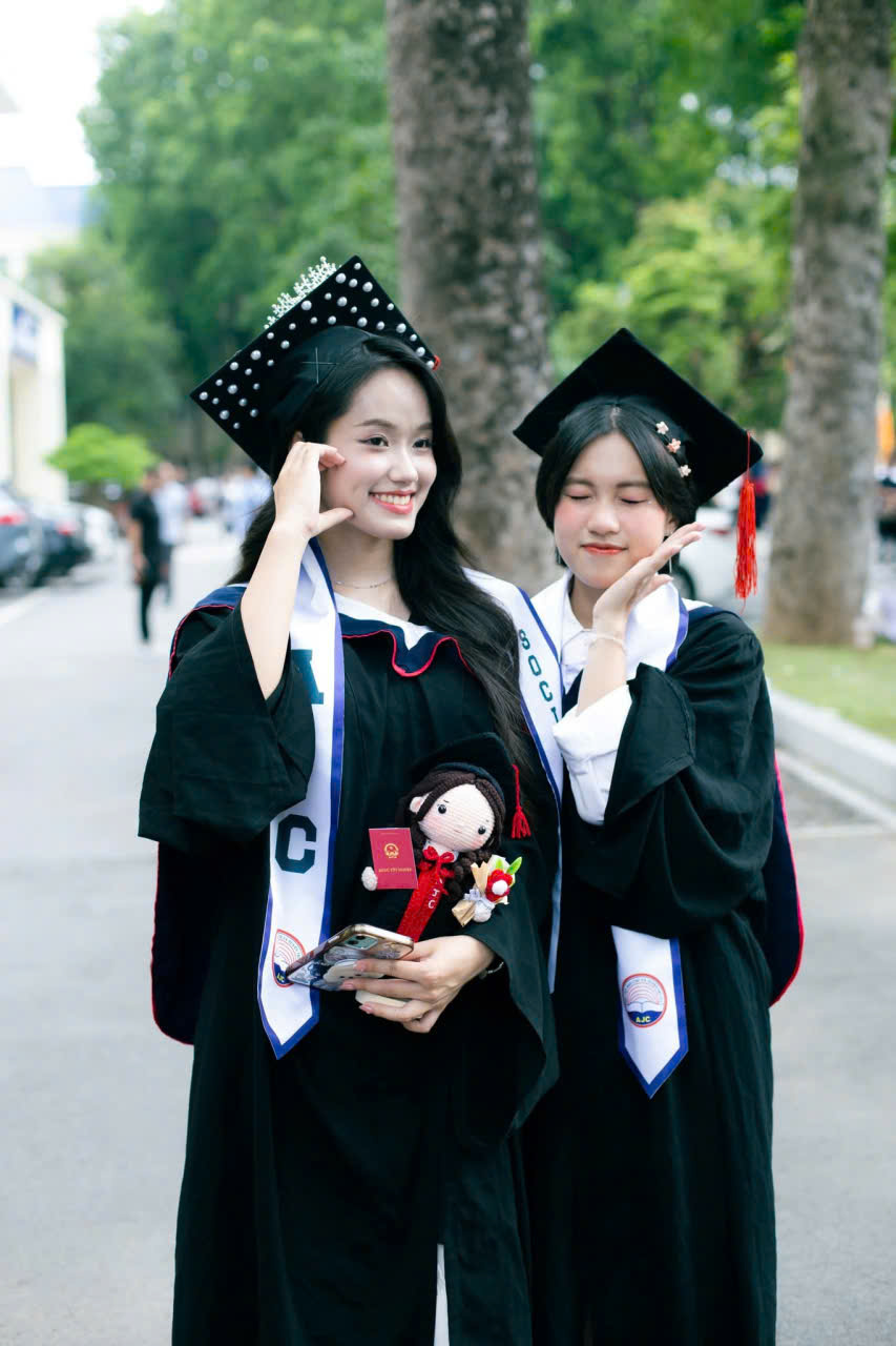 thuê áo cử nhân AJC