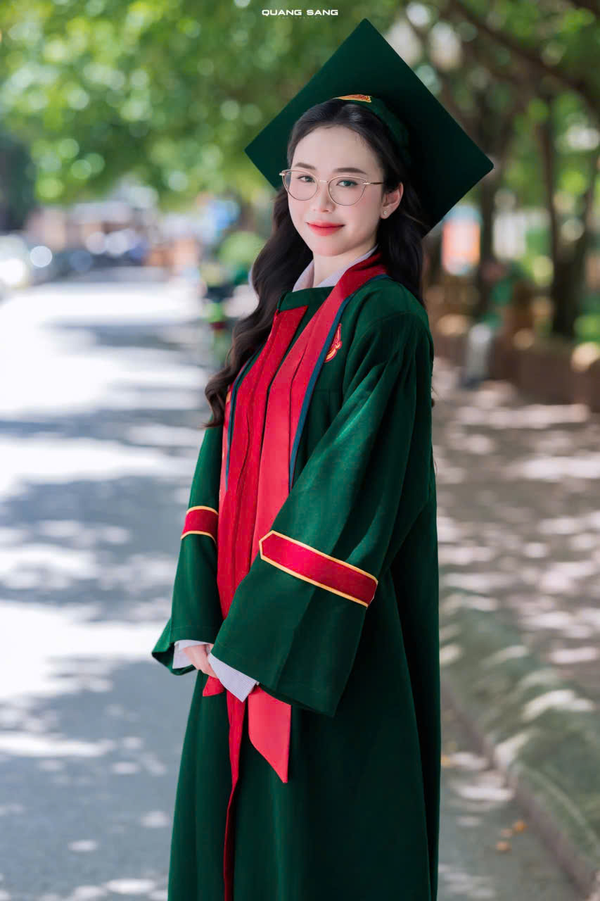 thuê áo cử nhân UEB