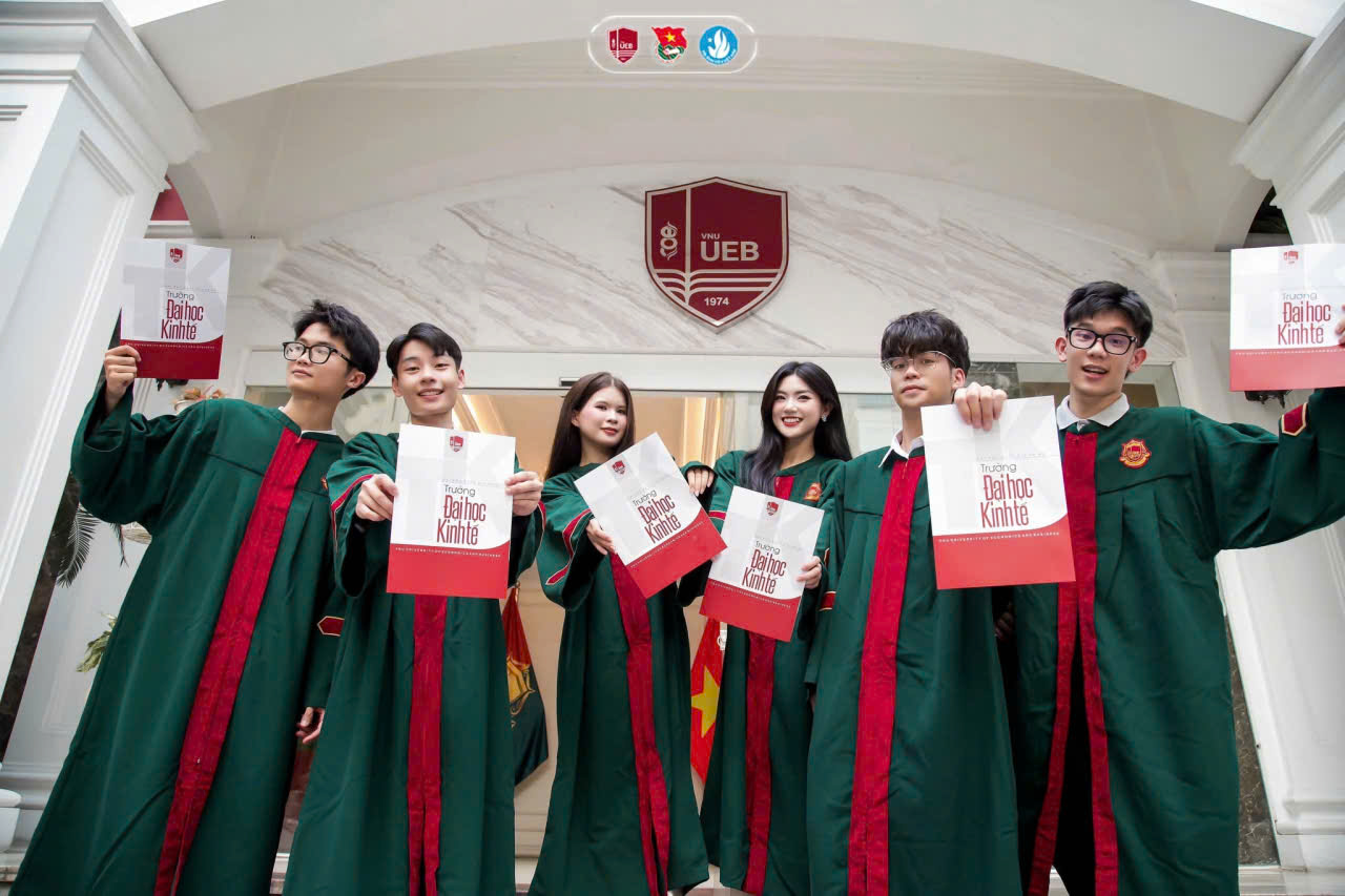 thuê áo cử nhân UEB tại Hà Nội