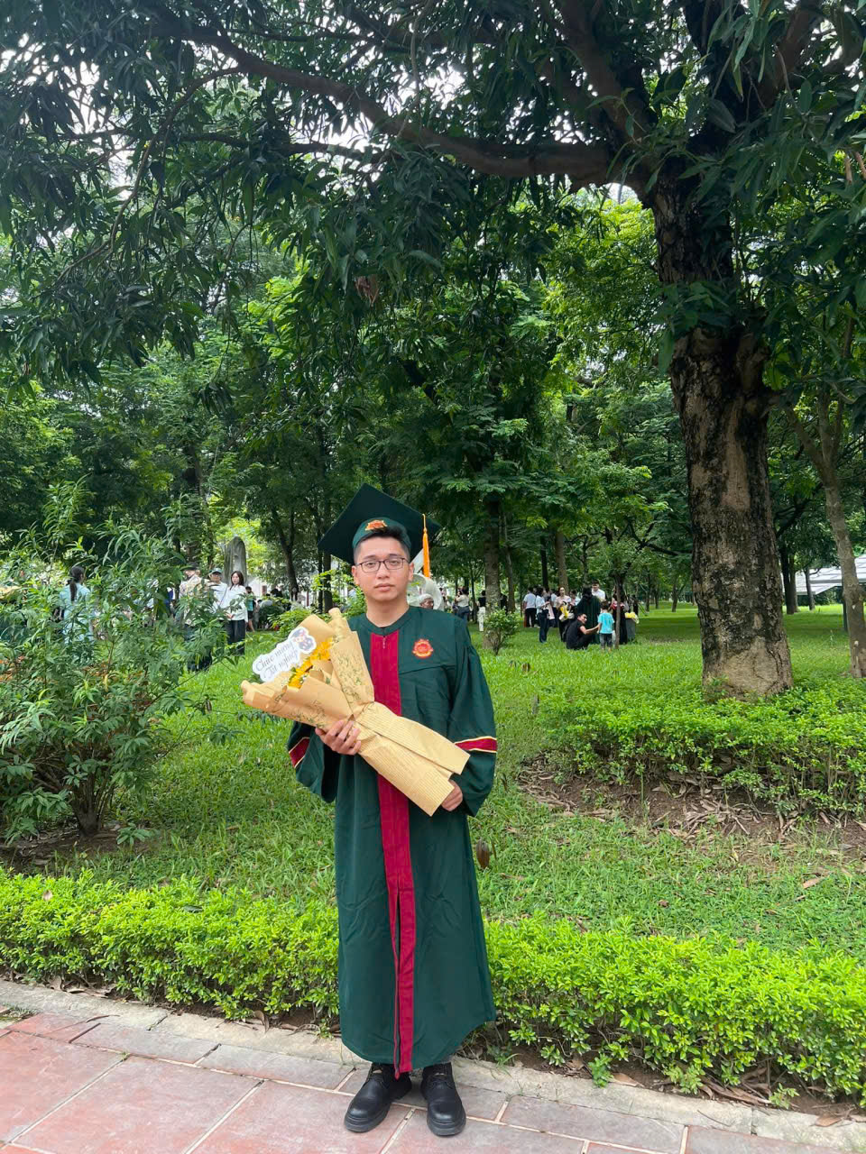 thuê áo cử nhân UEB tại Hà Nội