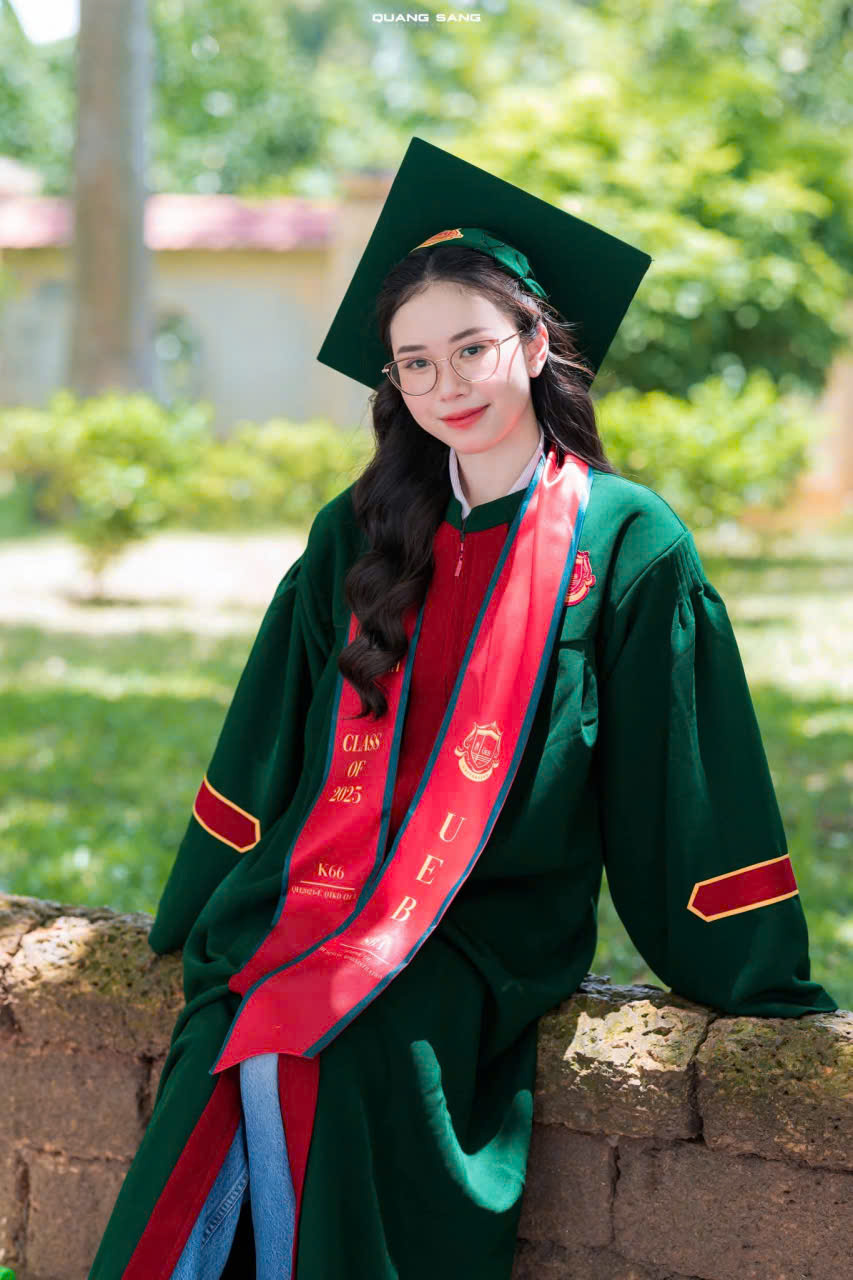 thuê áo cử nhân UEB