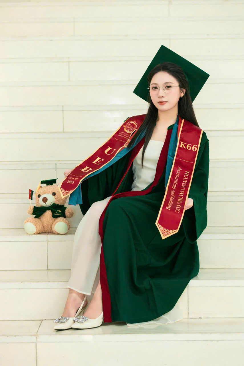 thuê áo cử nhân đại học kinh tế
