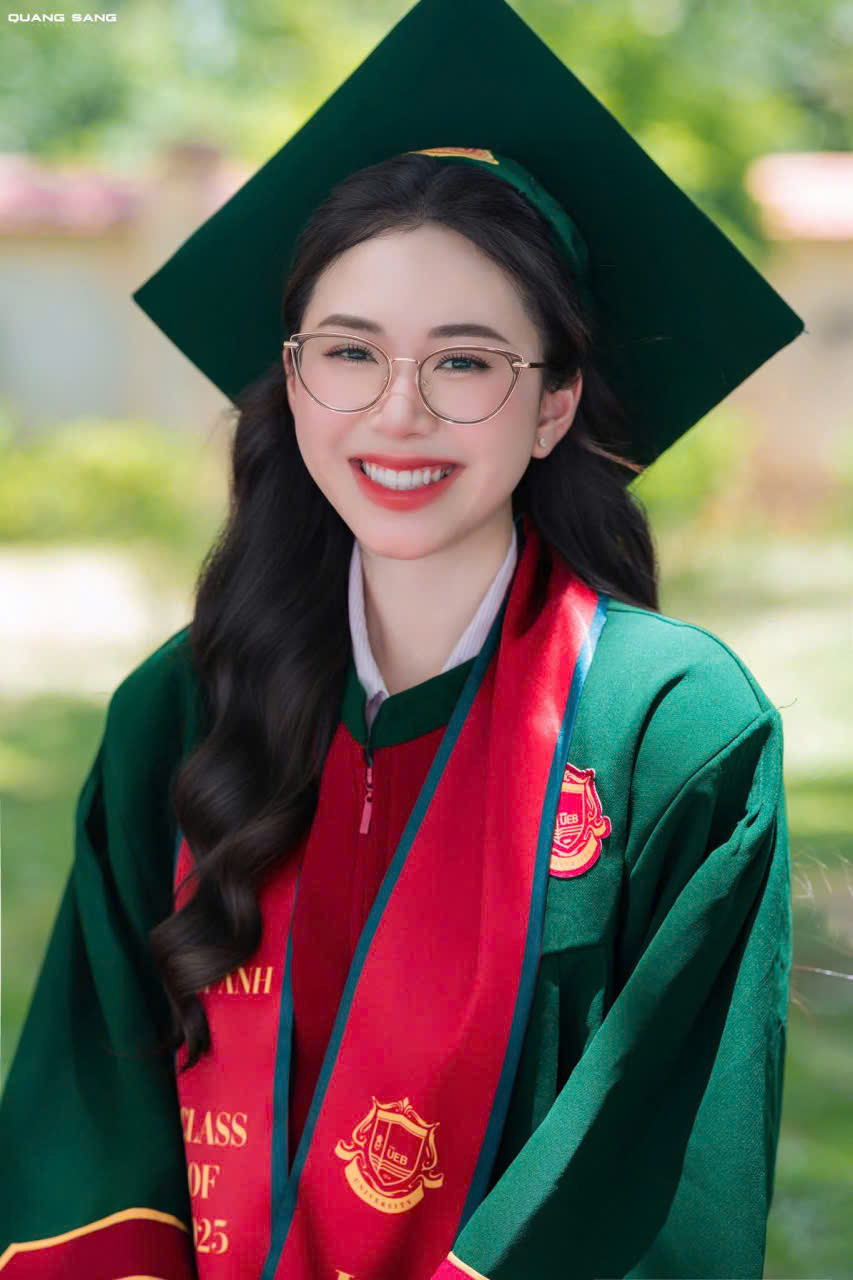 Bán và cho thuê áo cử nhân UEB