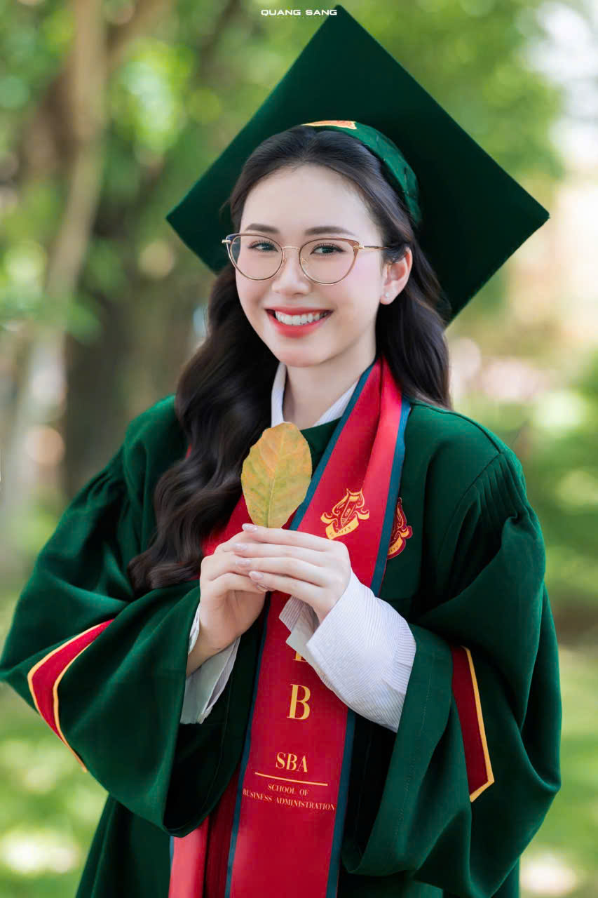 Thuê áo cử nhân UEB