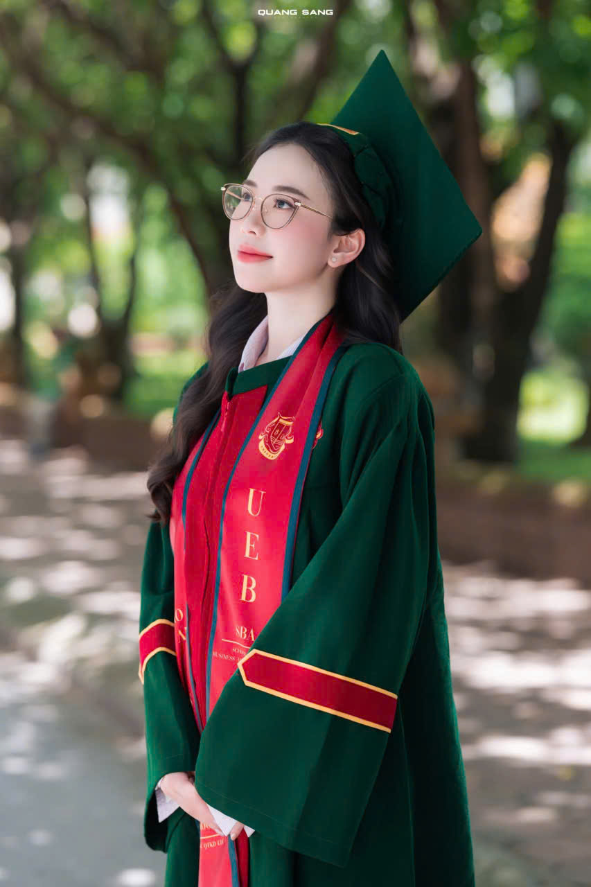 thuê áo cử nhân đại học kinh tế