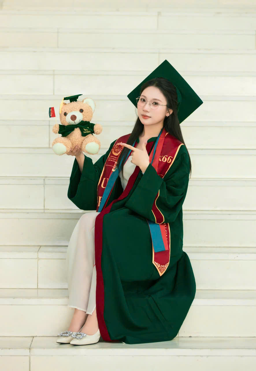 thuê áo tốt nghiệp đại học kinh tế