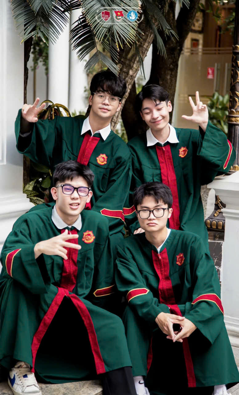 thuê áo cử nhân UEB tại Hà Nội