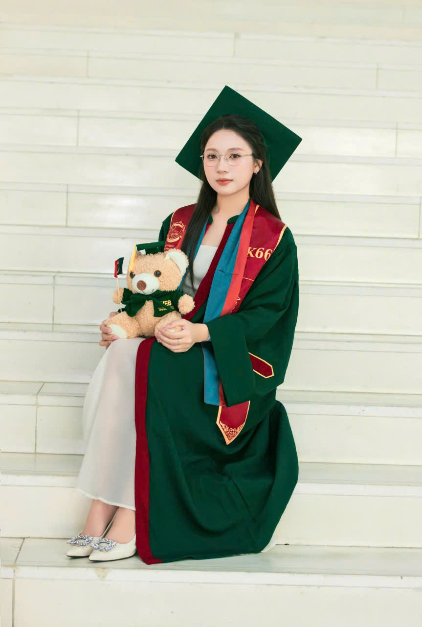 Thuê áo cử nhân UEB