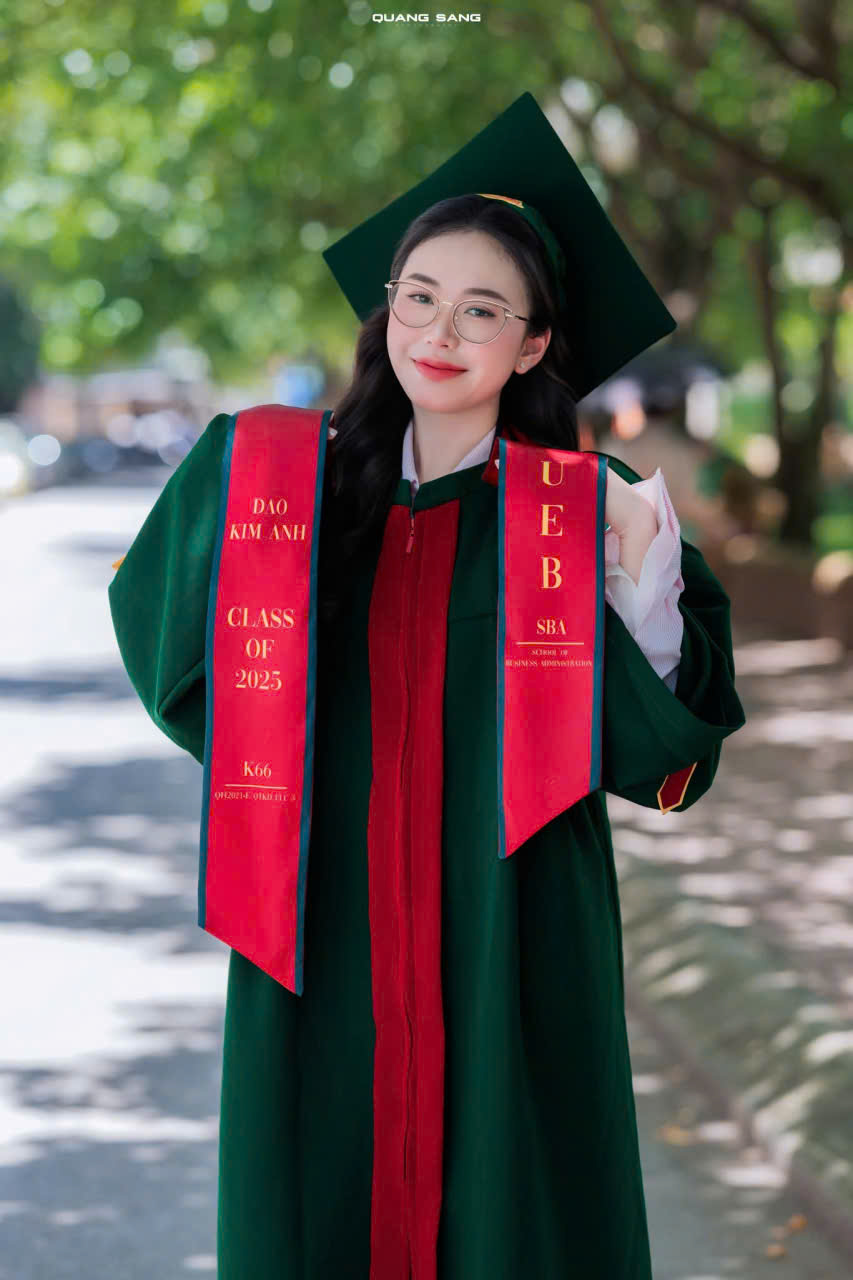 Bán và cho thuê áo cử nhân UEB