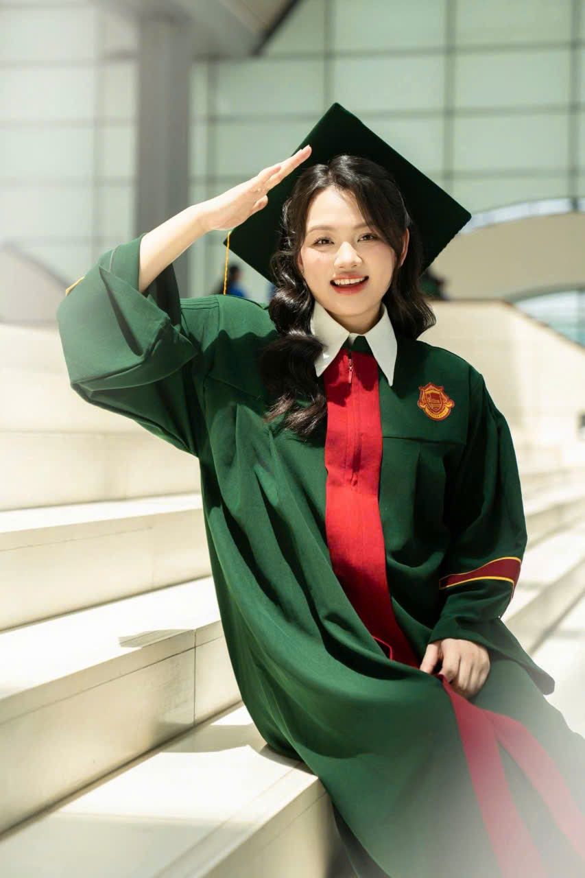 Bán và cho thuê áo cử nhân UEB