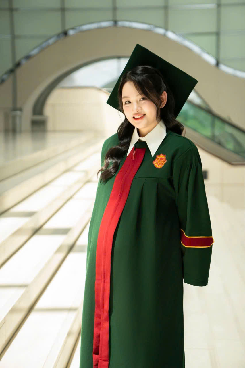 Thuê áo cử nhân UEB