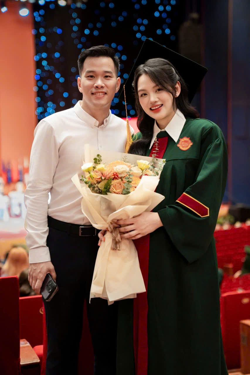 thuê áo tốt nghiệp đại học kinh tế