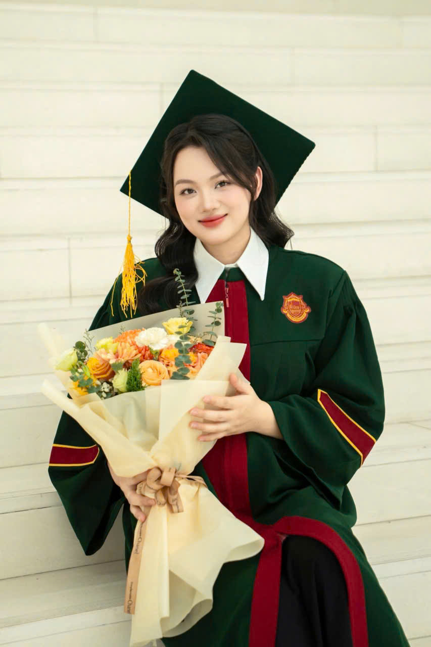 Bán và cho thuê áo cử nhân UEB