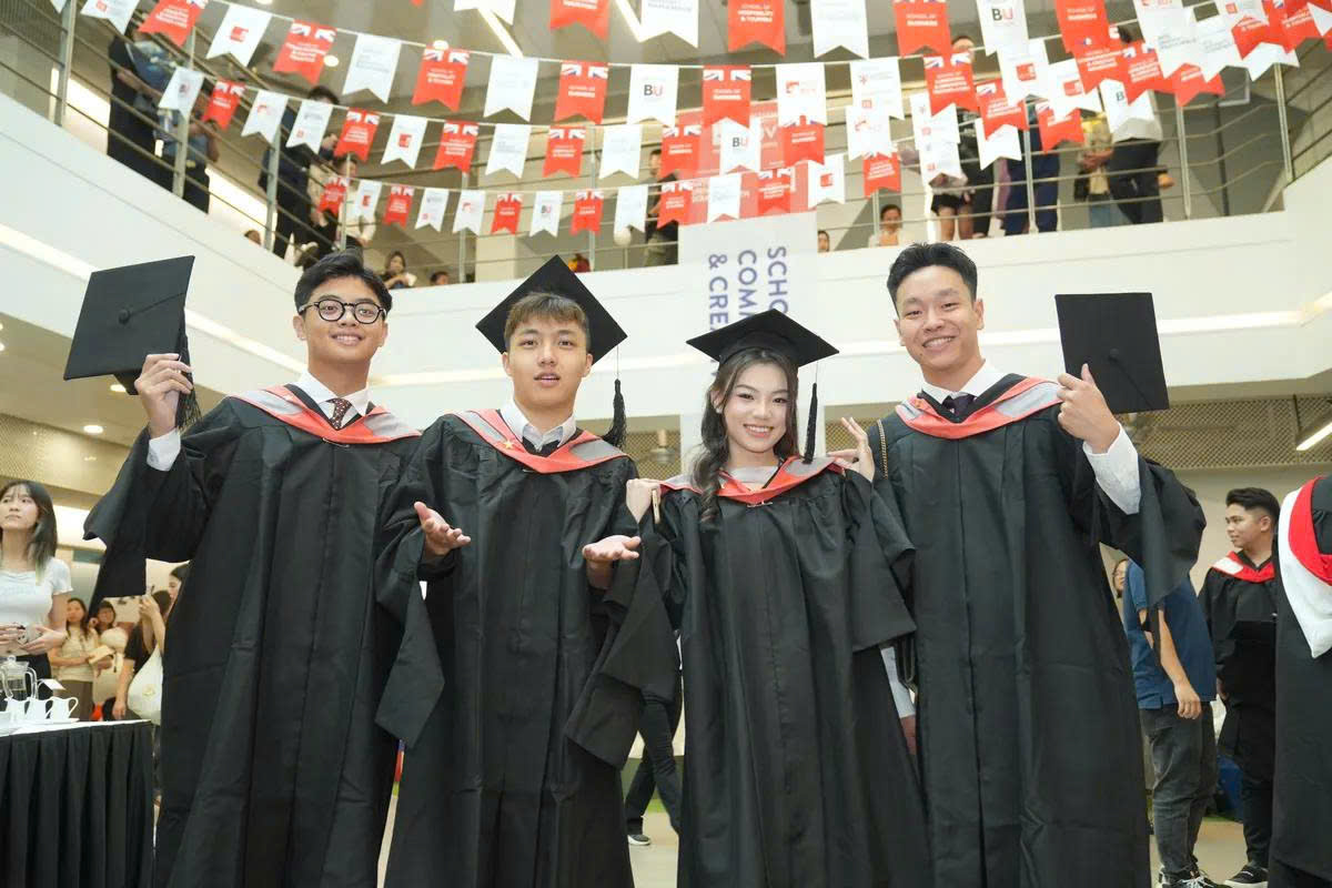 Thuê áo cử nhân Đại học Anh Quốc 