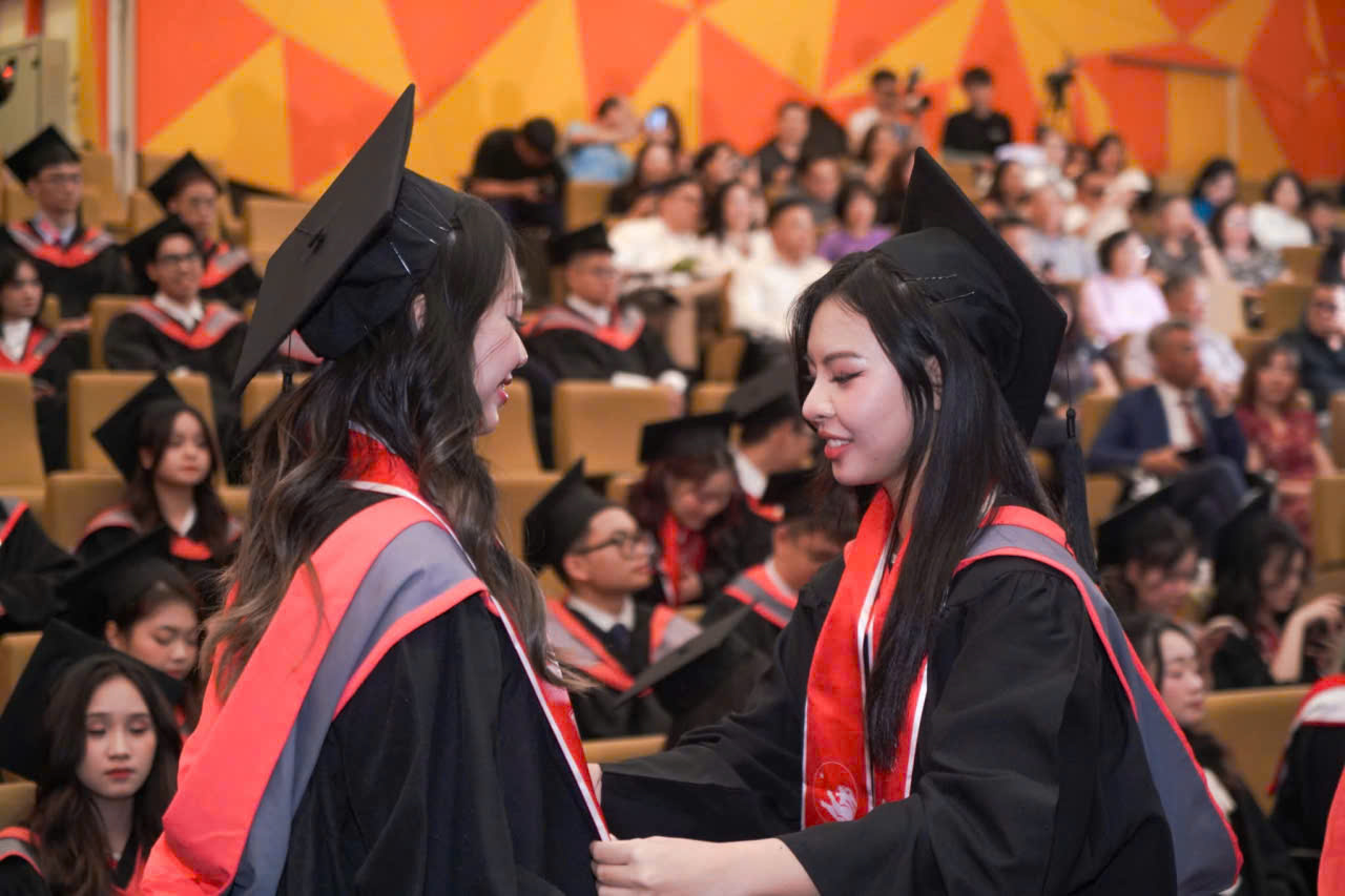 thuê áo cử nhân đại học BUV