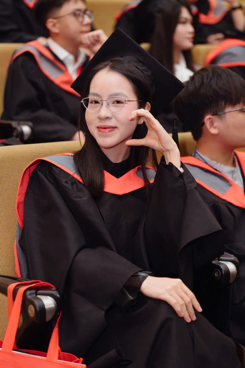 Thuê áo cử nhân Đại học Anh Quốc 