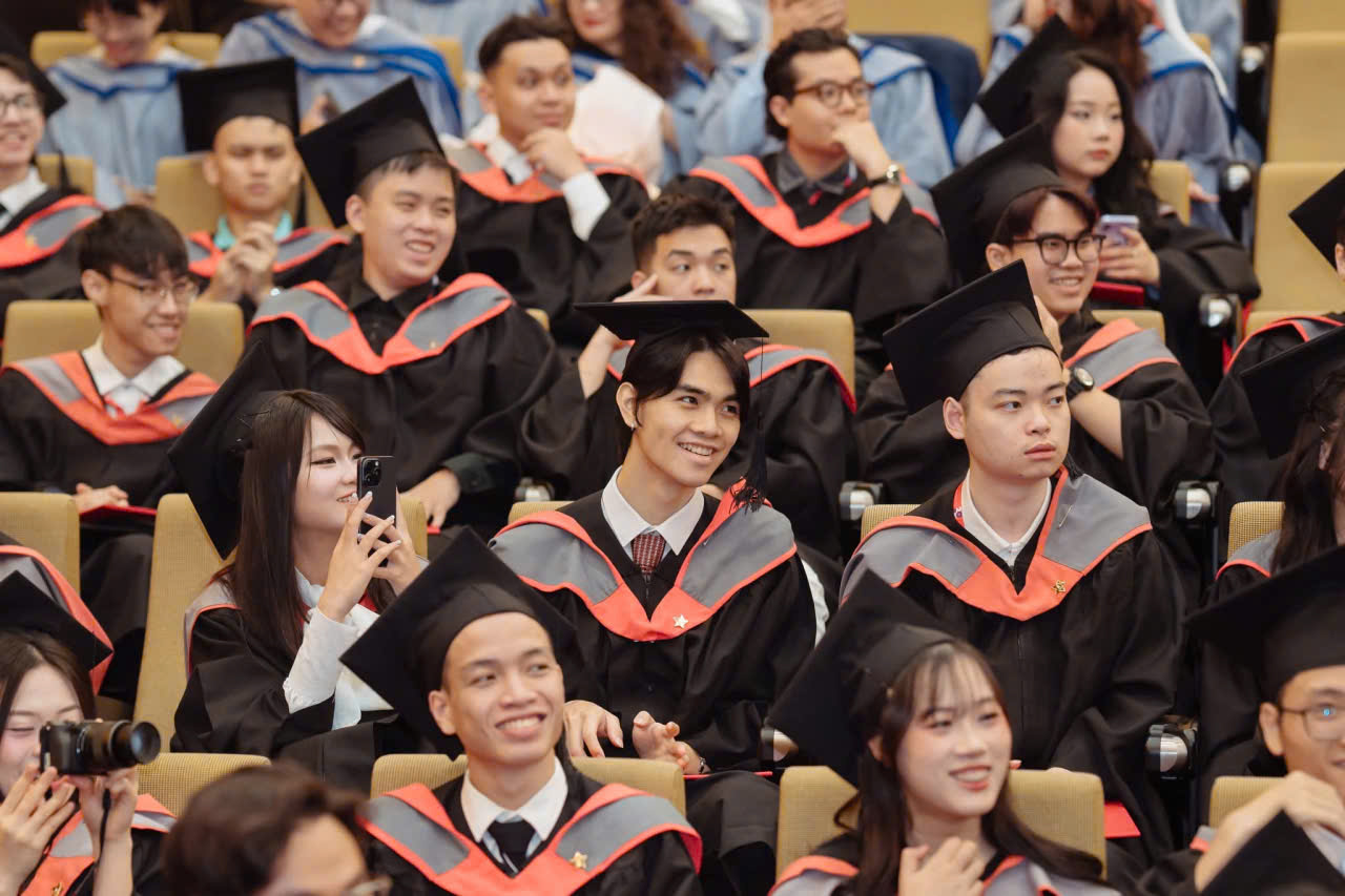 Thuê áo cử nhân Đại học Anh Quốc