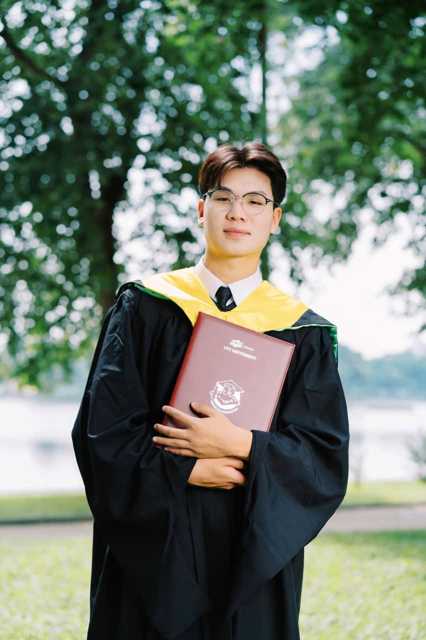 Bán và cho thuê áo cử nhân đại học FPT