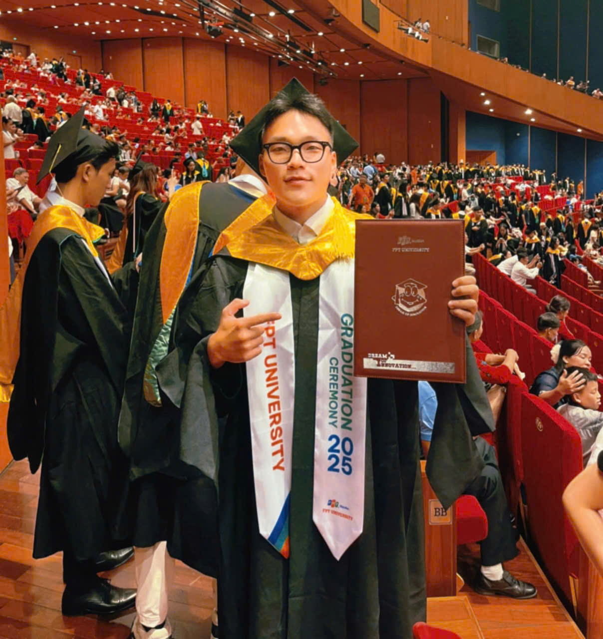 Mua áo cử nhân đại học FPT