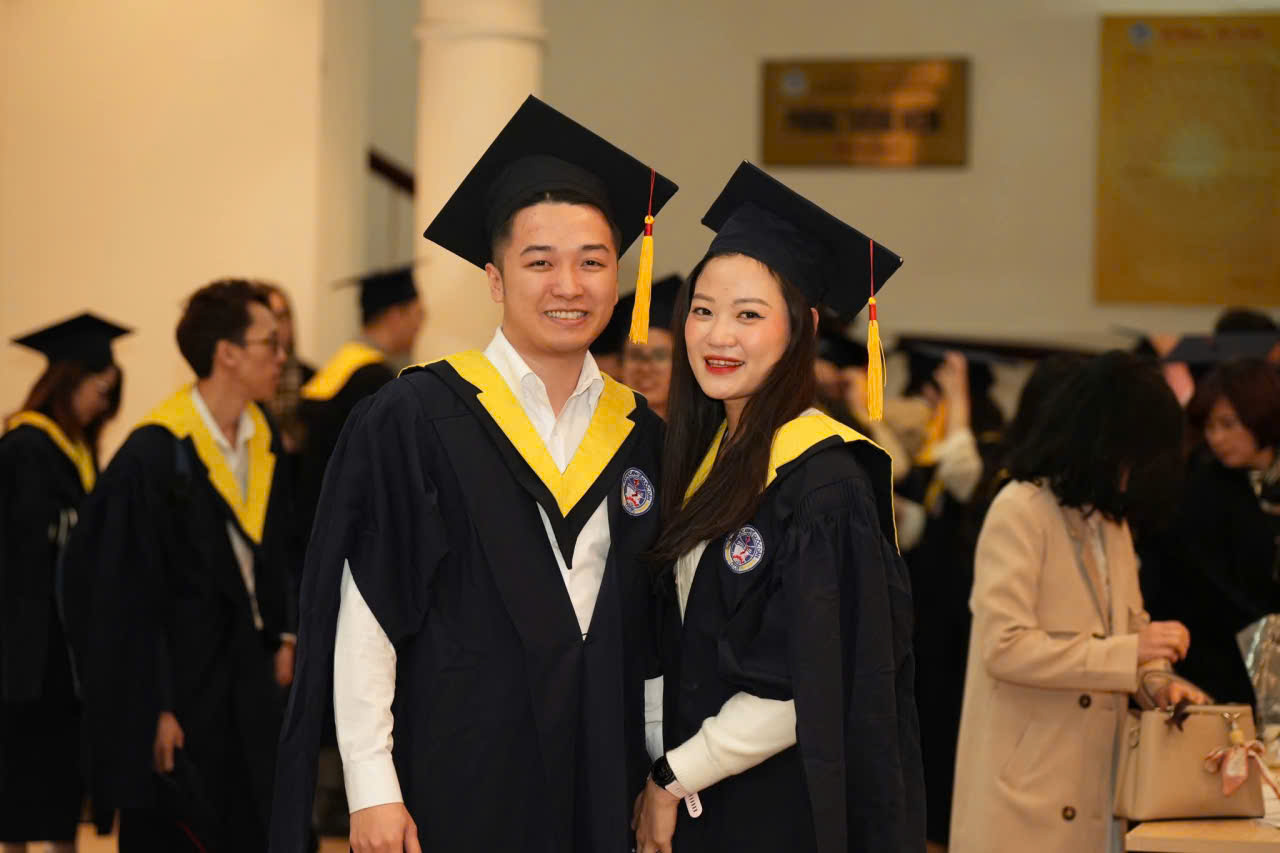 Thuê Áo thạc sĩ đại học Kinh tế Quốc dân