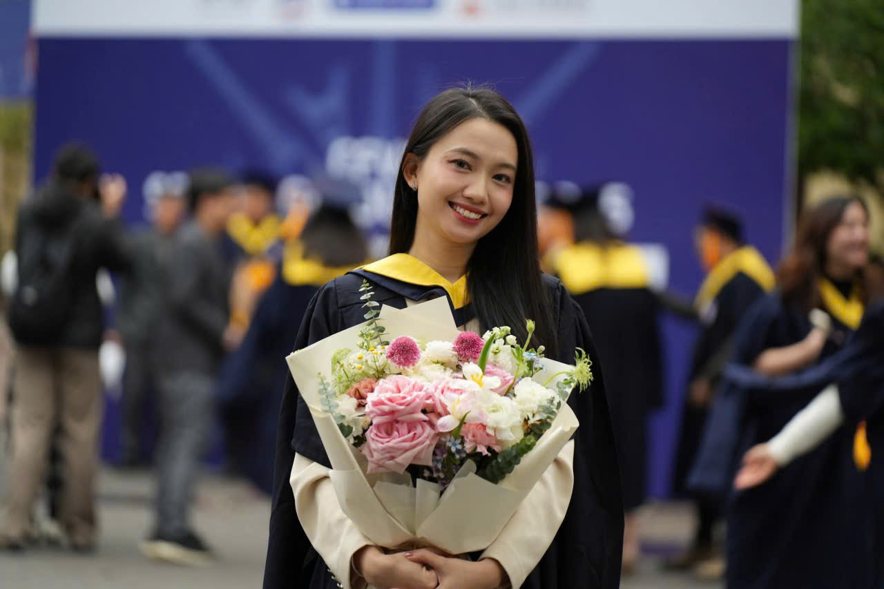 Thuê Áo thạc sĩ đại học Kinh tế Quốc dân