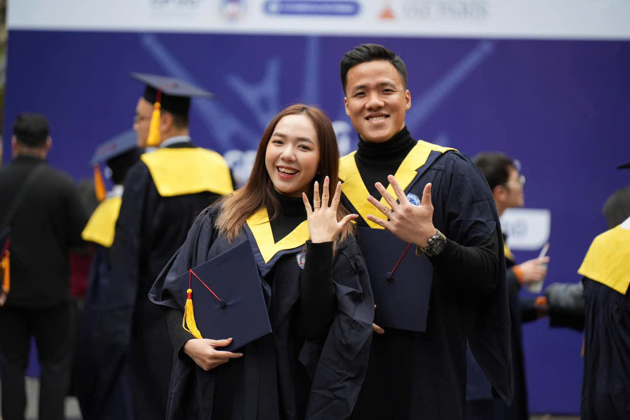 Thuê Áo thạc sĩ đại học Kinh tế Quốc dân