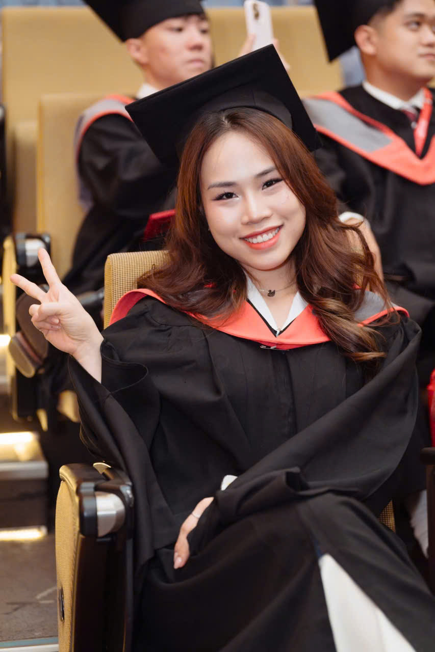 thuê áo thạc sĩ