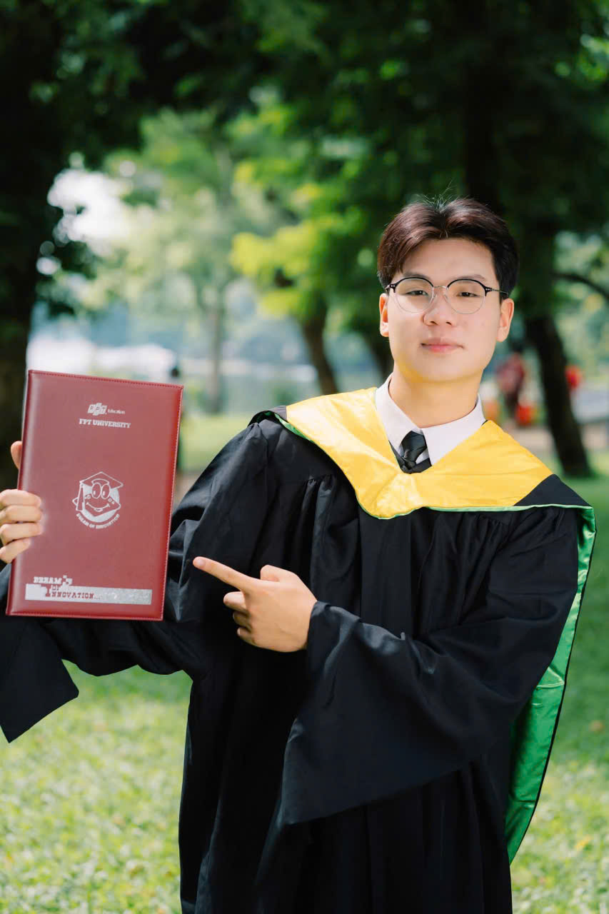 thuê áo thạc sĩ