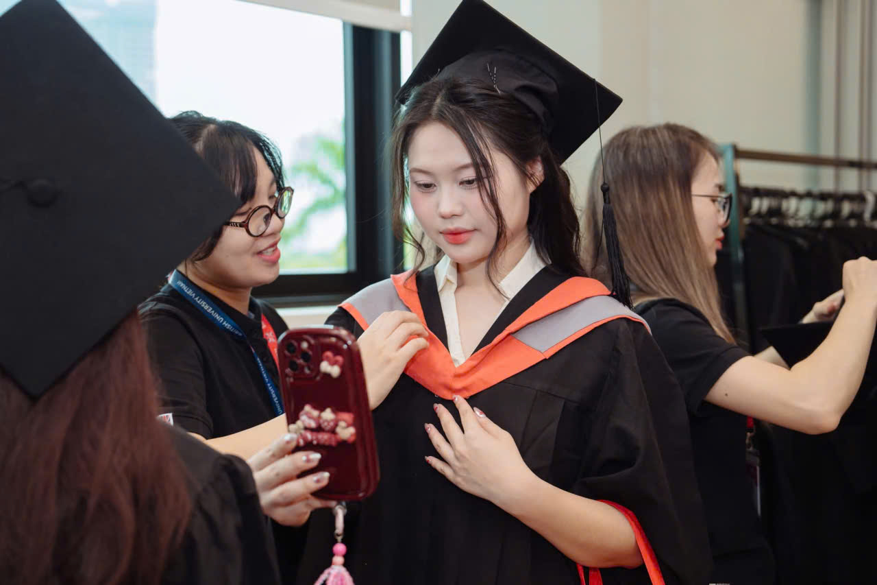 thuê áo thạc sĩ