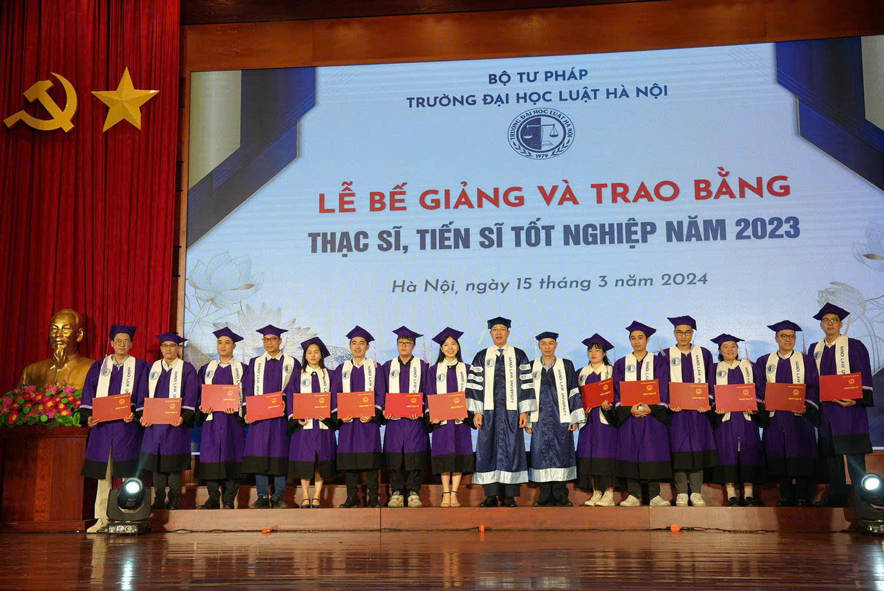 Bán và cho thuê áo thạc sĩ Đại học Luật