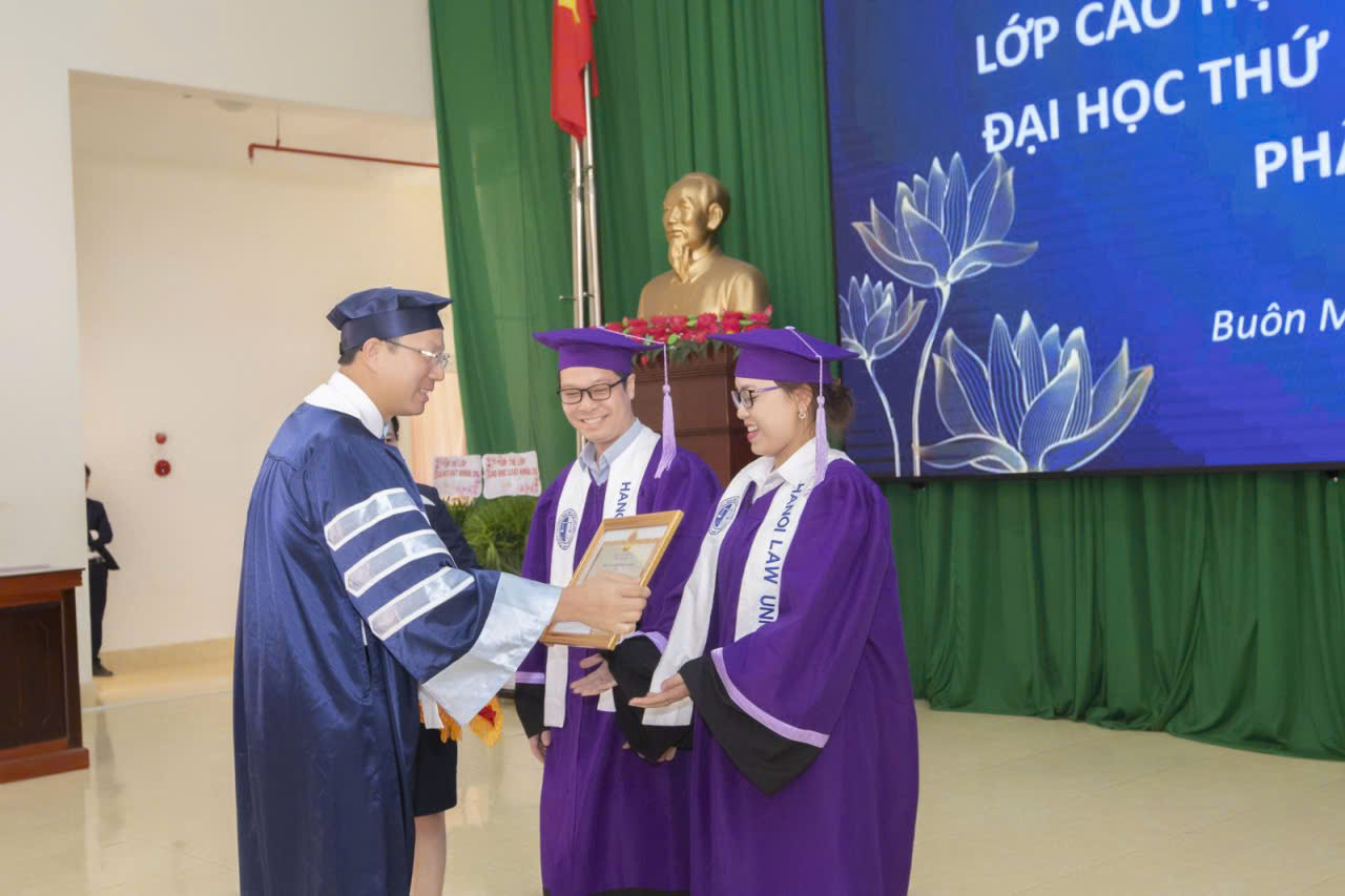 Bán và cho thuê áo thạc sĩ HLU