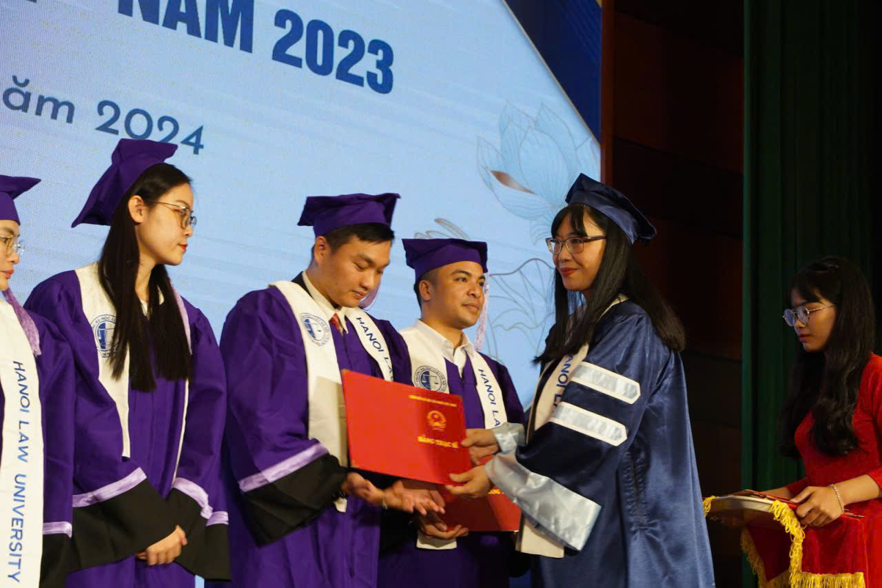 cho thuê áo thạc sĩ Đại học Luật