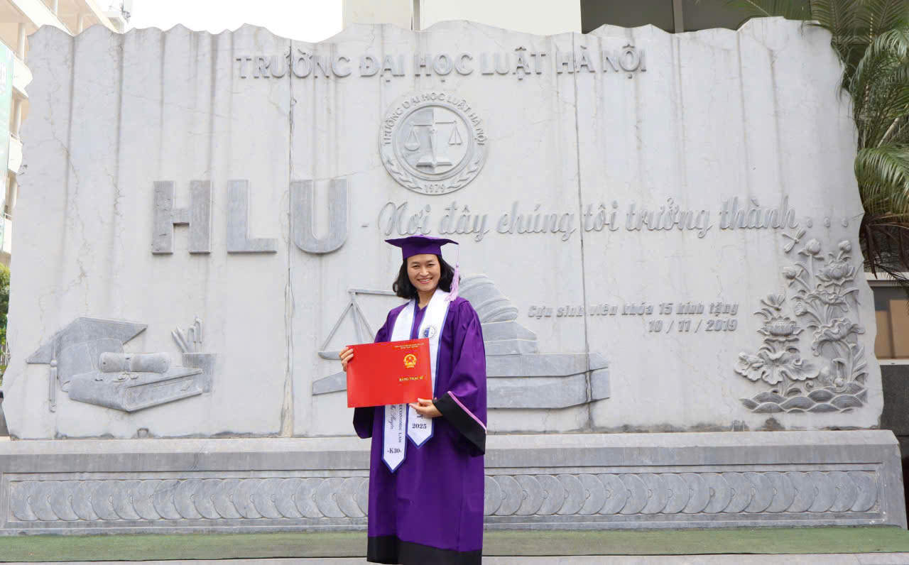 Bán và cho thuê áo thạc sĩ HLU