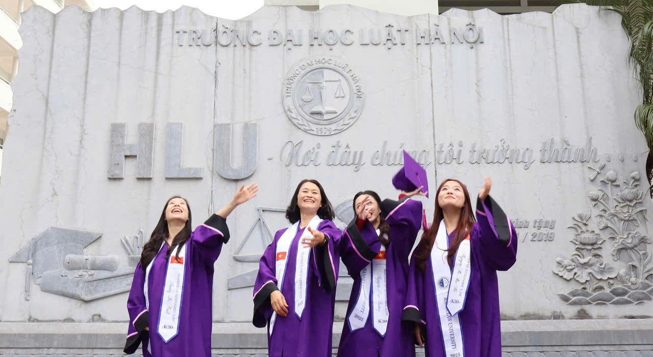 Bán và cho thuê áo thạc sĩ HLU