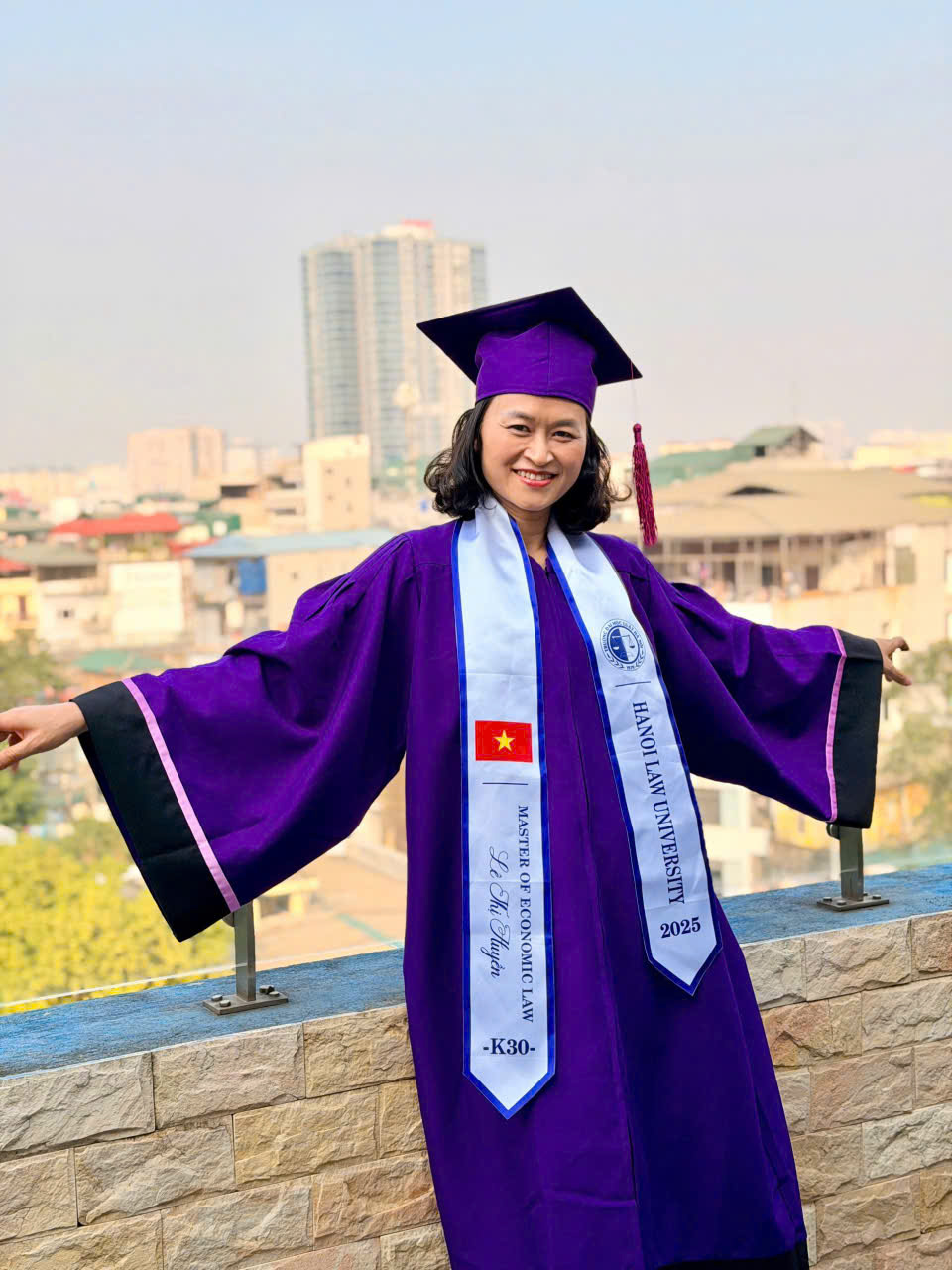 cho thuê áo thạc sĩ Đại học Luật