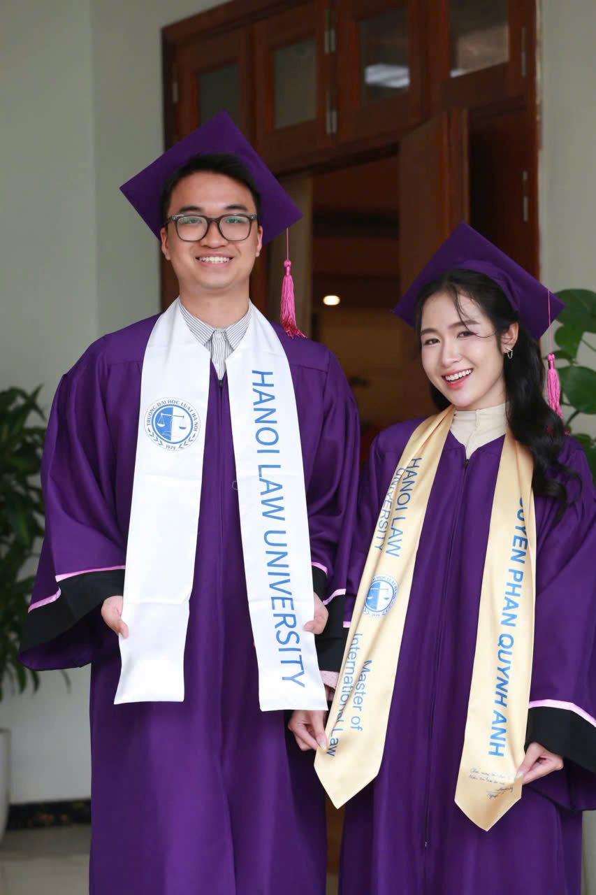 cho thuê áo thạc sĩ Đại học Luật