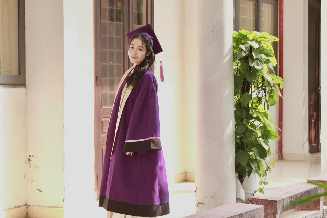 Bán và cho thuê áo thạc sĩ Đại học Luật