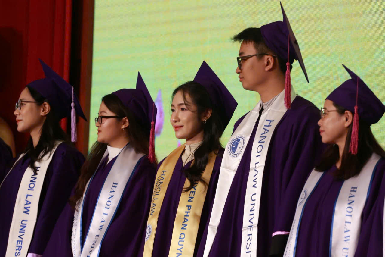 Bán và cho thuê áo thạc sĩ HLU