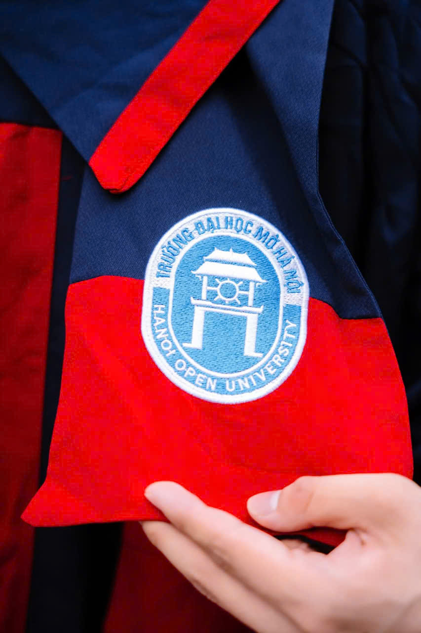 Thuê áo cử nhân HOU