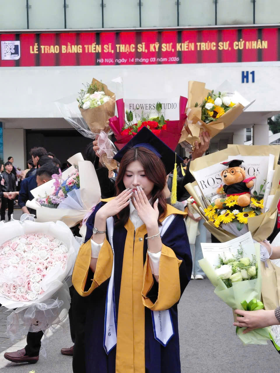 Thuê áo tốt nghiệp đại học Kiến Trúc