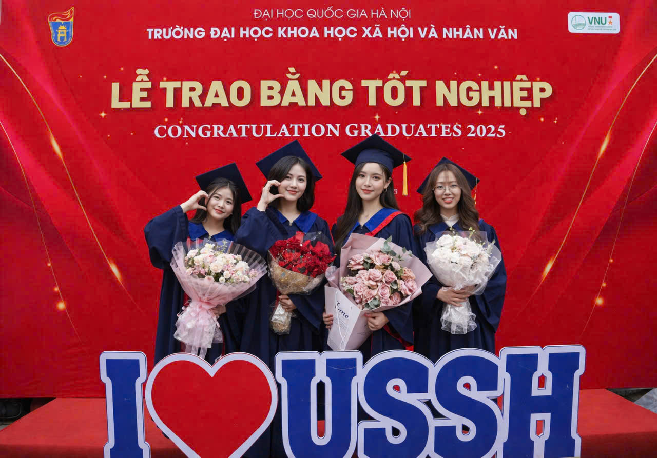 Thuê áo cử nhân Đại học khoa học xã hội và nhân văn