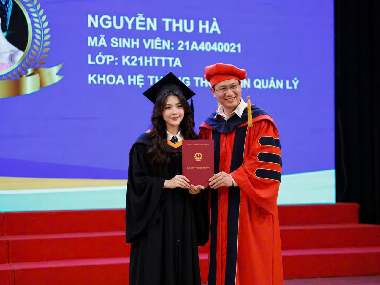 thuê áo cử nhân Học viện Ngân Hàng giá tốt