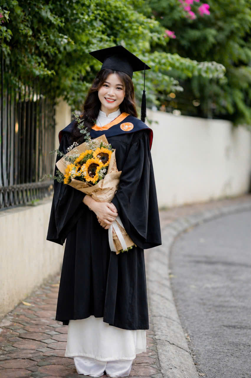 thuê áo tốt nghiệp BAV giá tốt
