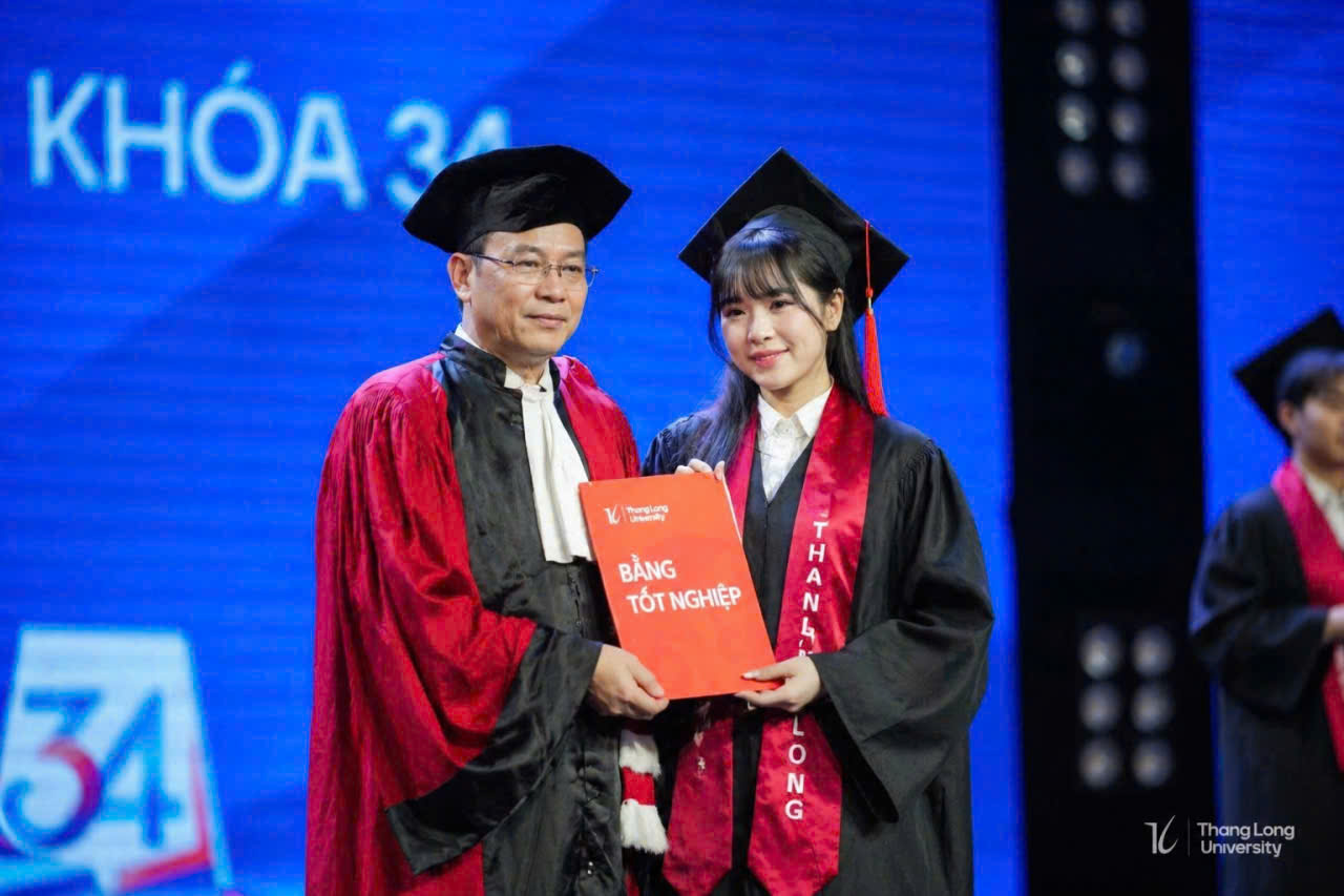 thuê áo tốt nghiệp Đại học Thăng Long
