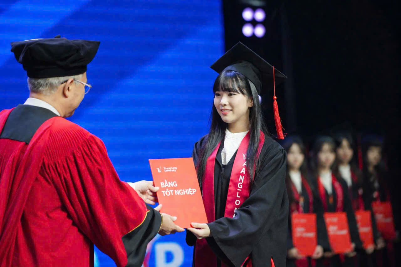 thuê áo tốt nghiệp Đại học Thăng Long