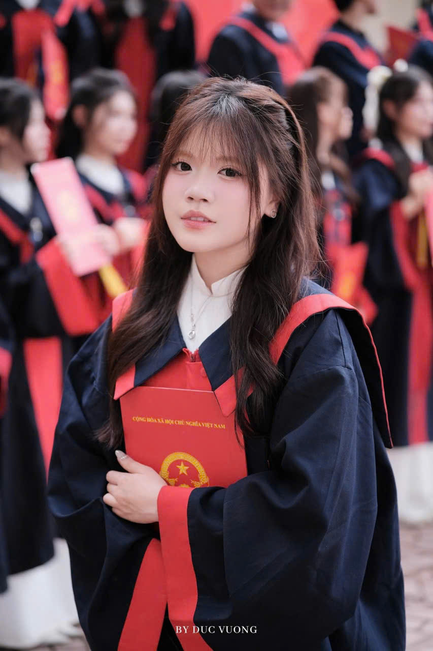 thuê áo chụp cử nhân Đại học
