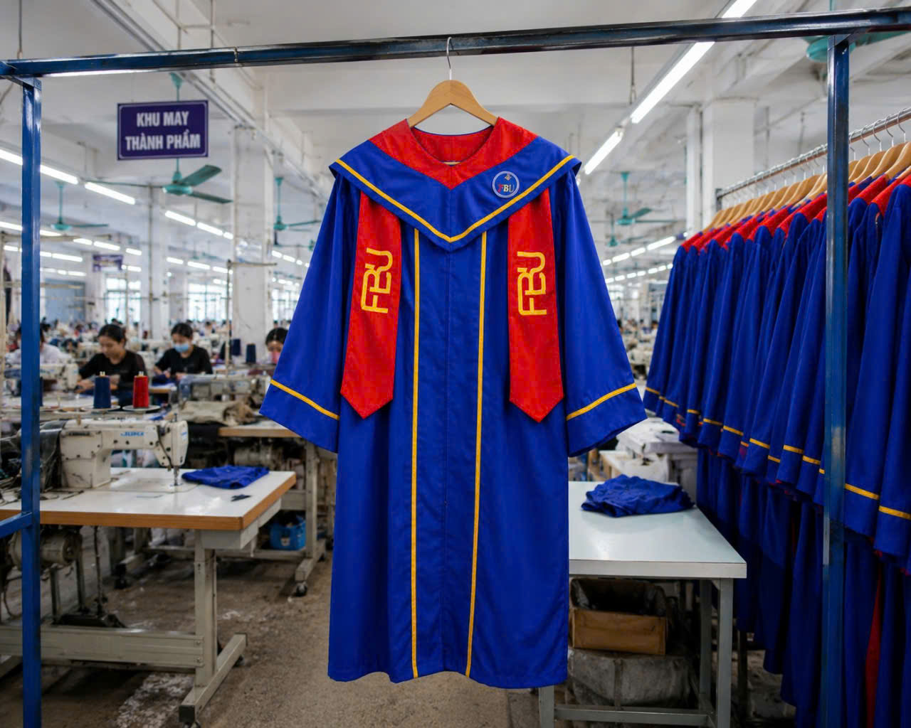 thuê áo tốt nghiệp Đại học tài chính ngân hàng