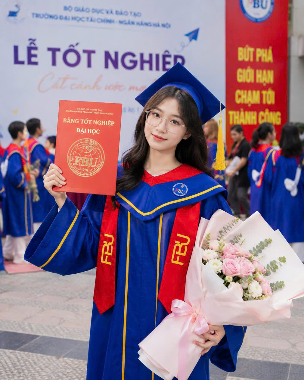 thuê áo tốt nghiệp Đại học tài chính ngân hàng
